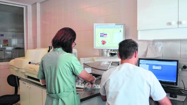 Hay biólogos moleculares y bacteriólogos que fueron capacitados, luego fue necesario homologar el equipo y el procedimiento. Archivo