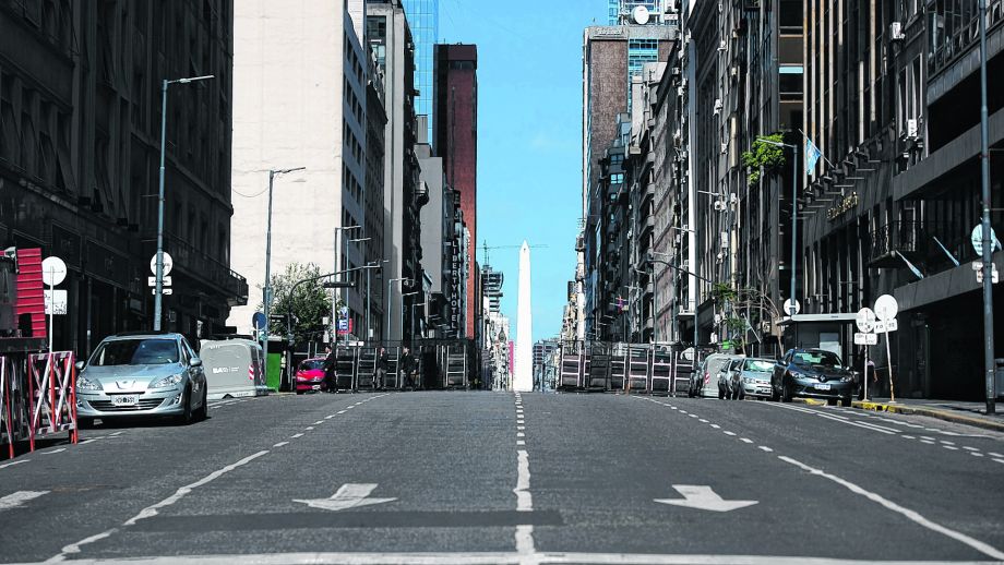 La avenida Corrientes, vista desde el bajo, desierta en la tarde de ayer. Se espera que el Gobierno anuncie una prolongación del aislamiento social. Foto gentileza. 