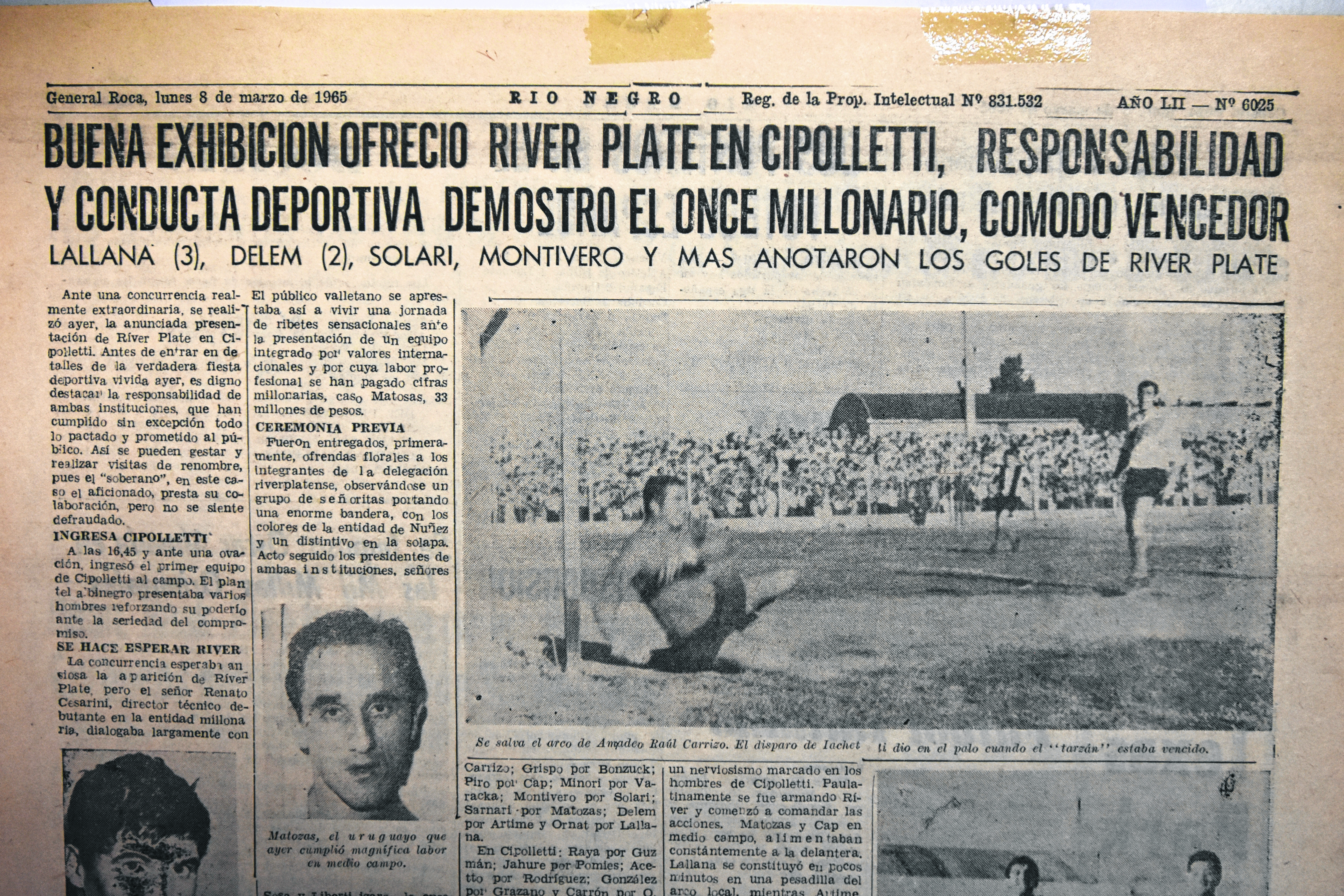 El artículo que publicó “Río Negro” el 8 de marzo de 1965. En la foto, Amadeo vuela ante un disparo de Iachetti.
