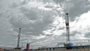 Los equipos de perforación inactivos de Vaca Muerta se acopian en el parque industrial de Neuquén. 