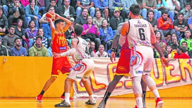 Bravo es producto de las inferiores. Español tiene un fuerte componente regional en su plantel. Foto: Juan Thomes