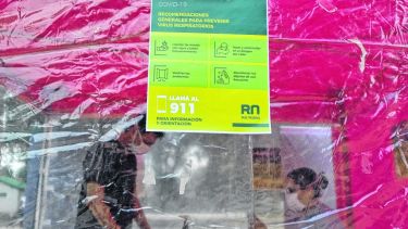 El hospital tiene una globa en su ingreso y se armaron 14 consultorios para atención de cuadros respiratorios. (Foto: Emiliana Cantera)