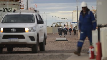 En los yacimientos se incentiva que los trabajadores extremen su higiene y eviten circular por zonas donde no sea estrictamente necesario. (Foto: Mauro Pérez)