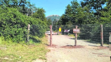 No pasa nadie. Parques Nacionales debió alambrar los accesos a varios senderos porque con los carteles no alcanzaba.