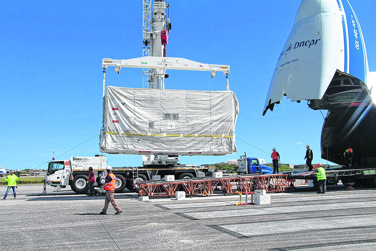 El contenedor principal, con el vehículo del satélite, es descargado en Cabo Cañaveral, Estados Unidos. (Foto gentileza)