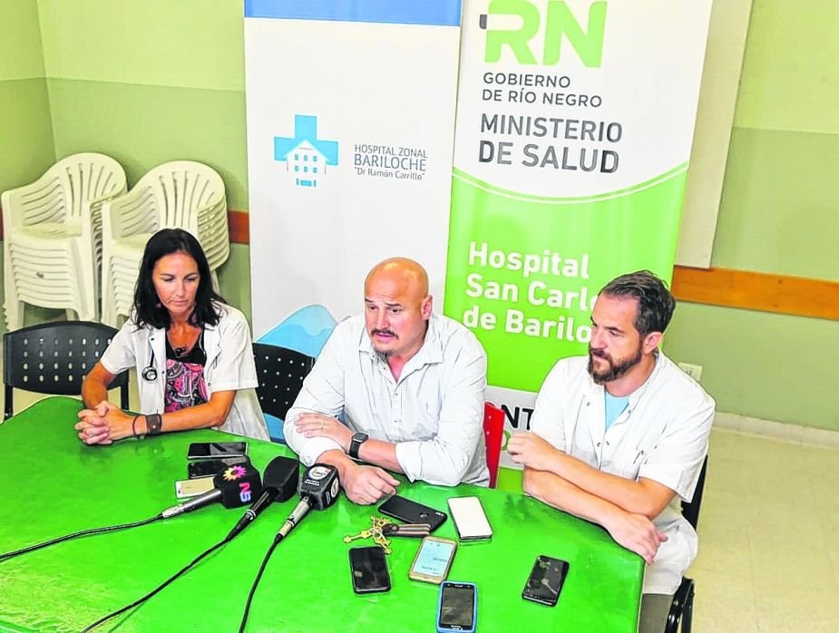 Leonardo Gil, director del hospital de Bariloche, encabezó la rueda de prensa.  Foto: agencia.-