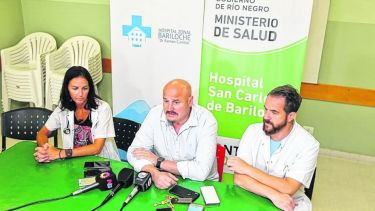 Leonardo Gil, director del hospital de Bariloche, encabezó la rueda de prensa.  Foto: agencia.-