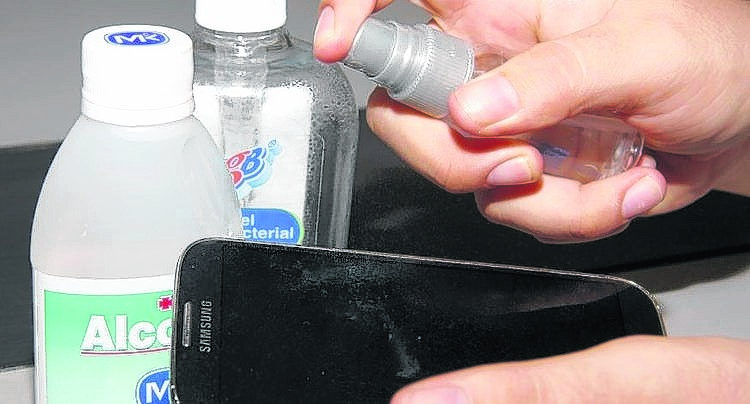 Para limpiar el celular hay que usar una solución a base de agua y alcohol isopropílico. Foto: archivo.-