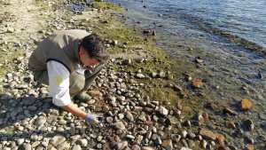 Derraman hidrocarburos en la orilla del Nahuel Huapi