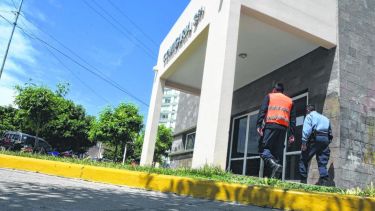 Comisaría Tercera, de Roca. Allí estuvo arrestada la joven hasta su trágica decisión, en 2009. Foto: archivo.-