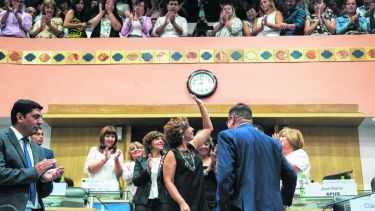 La gobernadora ingresó dos minutos antes de las 9 y su mensaje se extendió por 110 minutos. Foto: Marcelo Ochoa.-