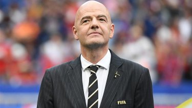 El presidente de la FIFA indicó que analiza realizar modificaciones en el fútbol.