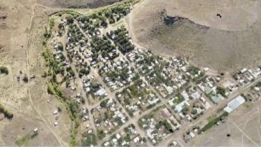 Comallo se ubica a 100 kilómetros al este de Bariloche. En esta pequeña localidad viven más de 2000 habitantes.