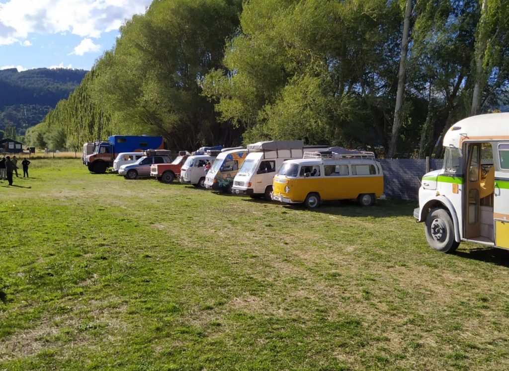 Las familias que viven en sus vehículos quedaron varadas cuando se declaró la cuarentena. Foto Prensa Municipalidad de San Martín de los Andes