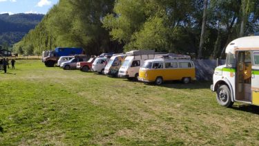 Las familias que viven en sus vehículos quedaron varadas cuando se declaró la cuarentena. Foto Prensa Municipalidad de San Martín de los Andes