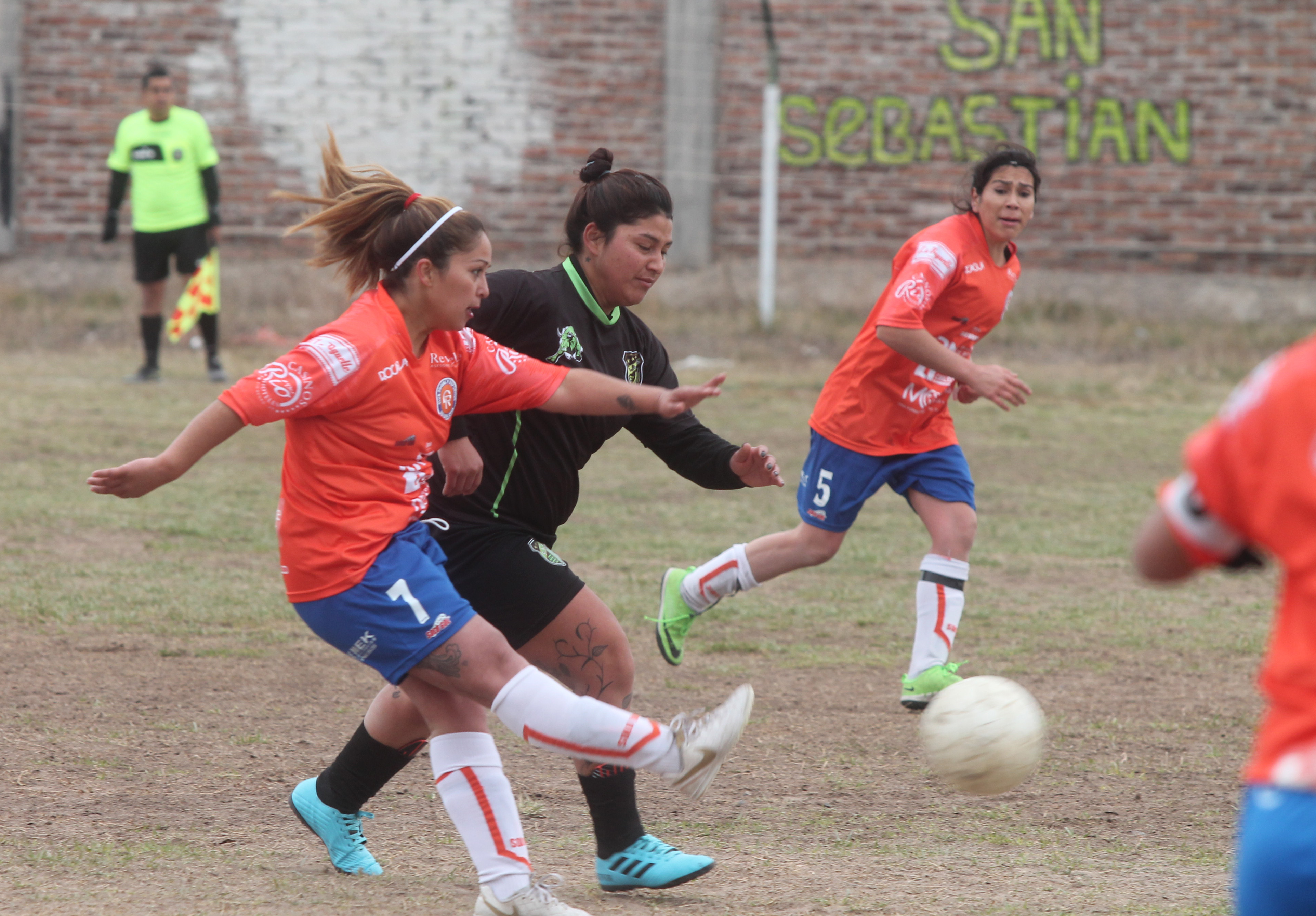 la Asociación de Fútbol Femenino de Neuquén y Río Negro continúa con capacitaciones (Foto: Oscar Livera)