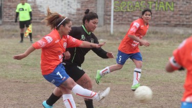 la Asociación de Fútbol Femenino de Neuquén y Río Negro continúa con capacitaciones (Foto: Oscar Livera)