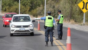Casi 100 detenidos por violar la cuarentena en Neuquén