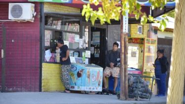 Algunos comercios mantienen sus puertas abiertas, por prestar servicios básicos. Foto: Yamil Regules