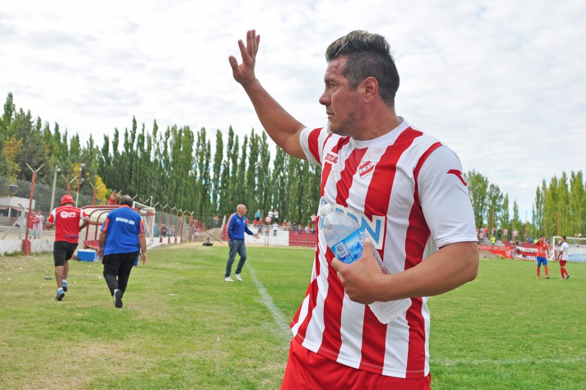 Con lágrimas en los ojos, Lalo Porra dejó el fútbol hace tres años. (Foto: Archivo Juan Thomes)