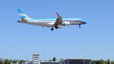 Así aterrizaba esta tarde la aeronave de Austral. Foto: Juan Thomes.-
