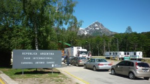 El Gobierno analiza reabrir las fronteras terrestres con Chile y Uruguay