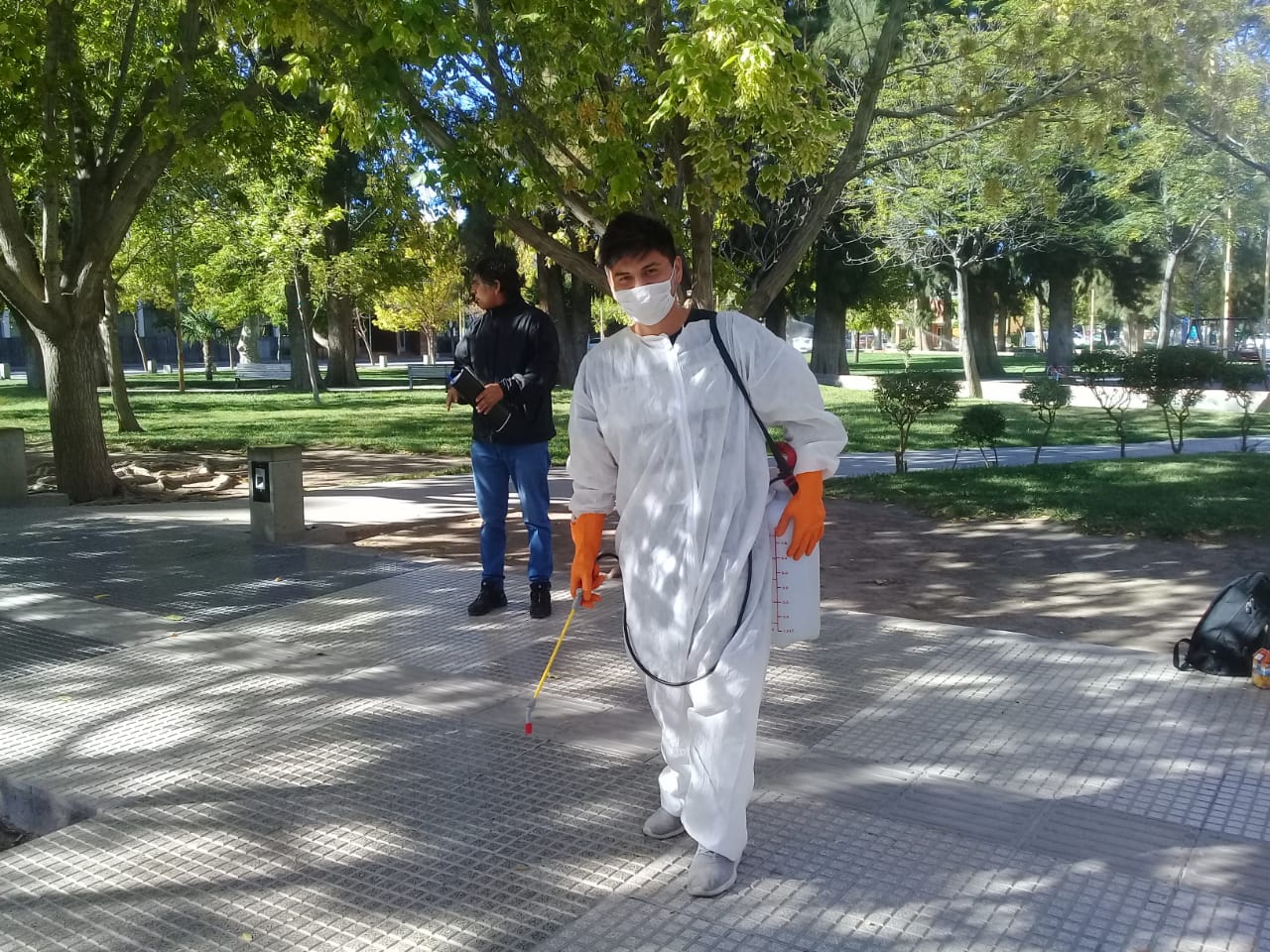 Trabajador de Pehuenche se prepara para desinfectar una unidad. Foto: gentileza Edgardo Pino. 