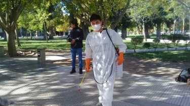 Trabajador de Pehuenche se prepara para desinfectar una unidad. Foto: gentileza Edgardo Pino. 