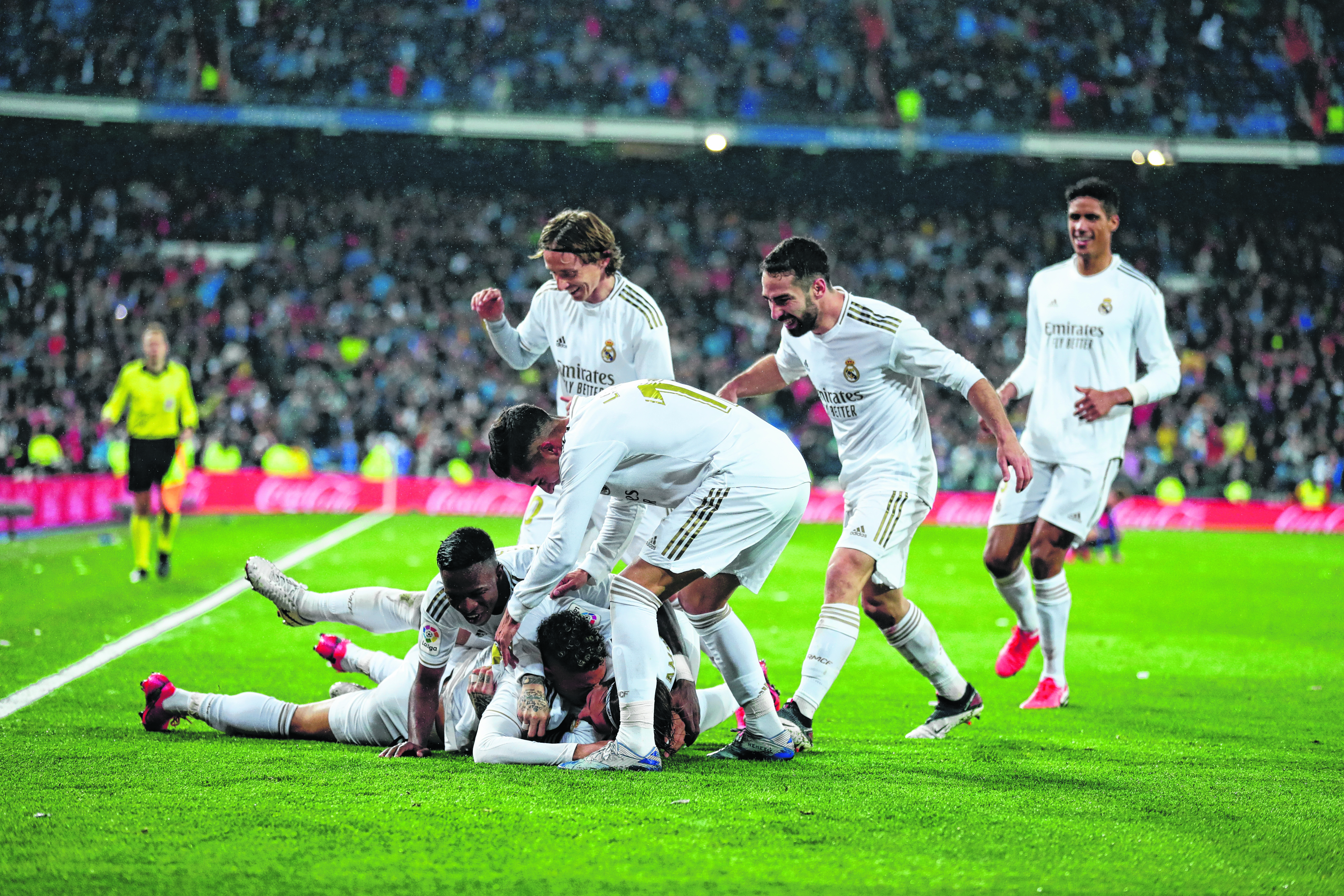 Real Madrid festejó en el clásico de España.