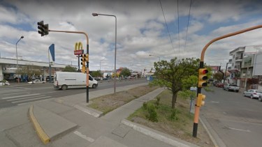 Una peatón fue arroyada por una camioneta cuando cruzaba la Ruta 22 y calle Bahía Blanca. Se encuentra grave en el Hospital Regional. (Foto: Gentileza).