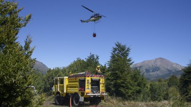 Tres unidades del Splif trabajaron esta tarde de jueves en el cerro Otto, con el apoyo de un avión y un helicóptero. (Foto: Archivo) 