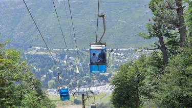 La telecabina Amancay permitía el ascenso de peatones a la zona intermedia del cerro Catedral, que se toma un descanso en noviembre. Archivo