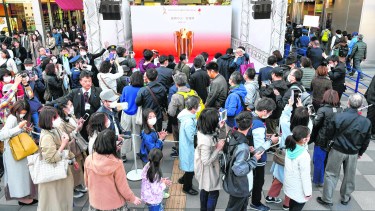 Una imagen vale más que mil palabras. Japón y el COI no posponen los Juegos y la gente, con barbijos, le saca fotos a la antorcha.
