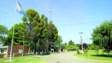 Personal policial investiga el hallazgo de restos óseos en una isla a 15 kilómetros de Valle Azu. (Foto Néstor Salas)