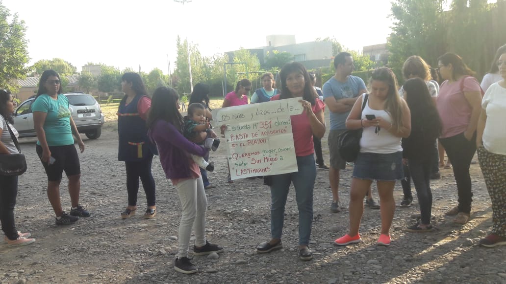 La comunidad de la Escuela 351 de Plottier marchó al Distrito X y mañana lo harán al CPE. (Gentileza).-