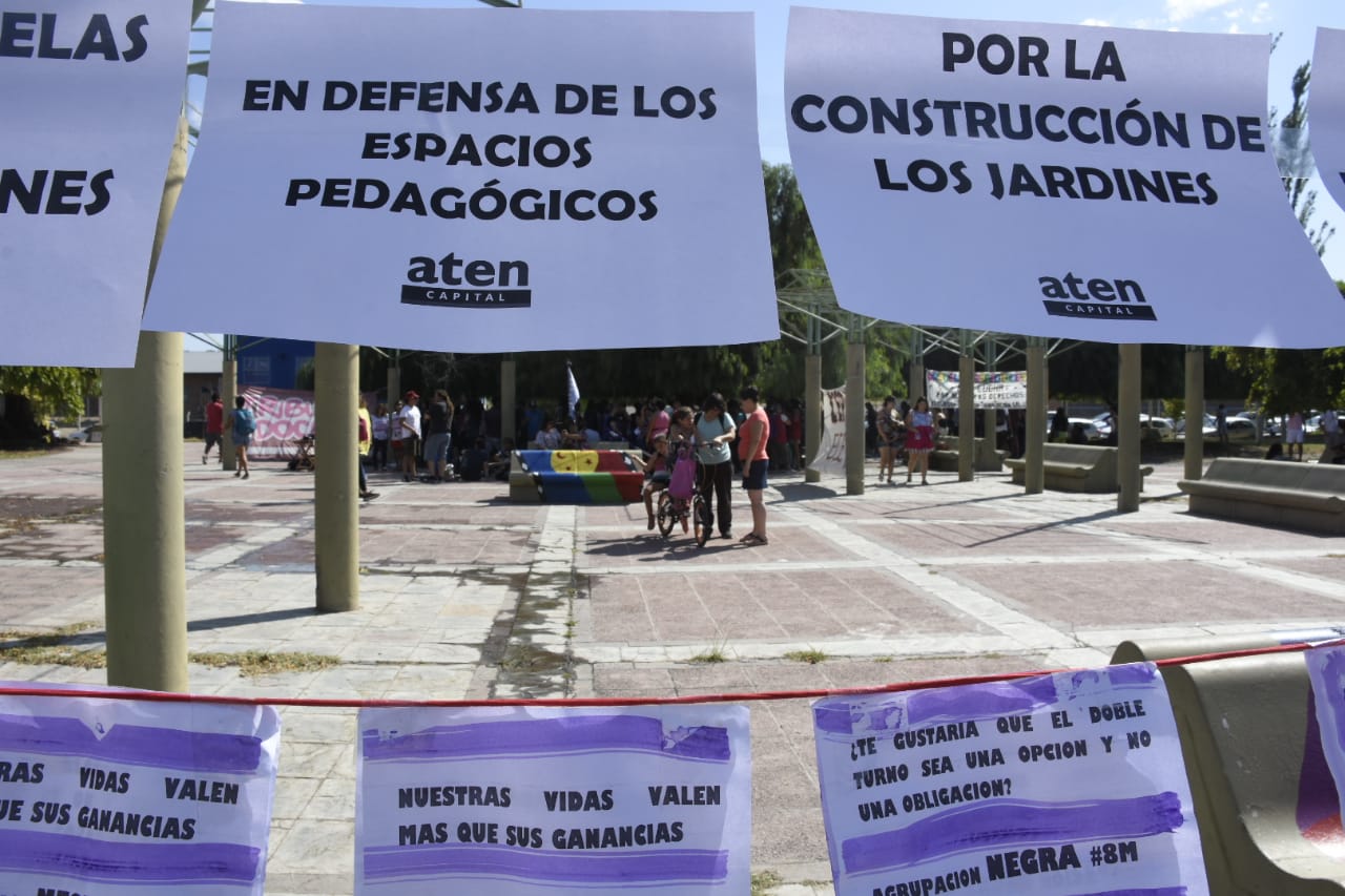 ATEN capital concentró su protesta en las puertas del Consejo Provincial de Educación. (Juan Thomes).-
