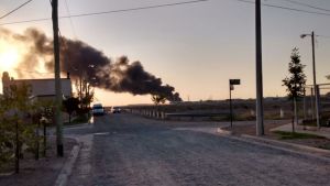 Bomberos intenta contener un incendio en un galpón del Parque Industrial de Neuquén