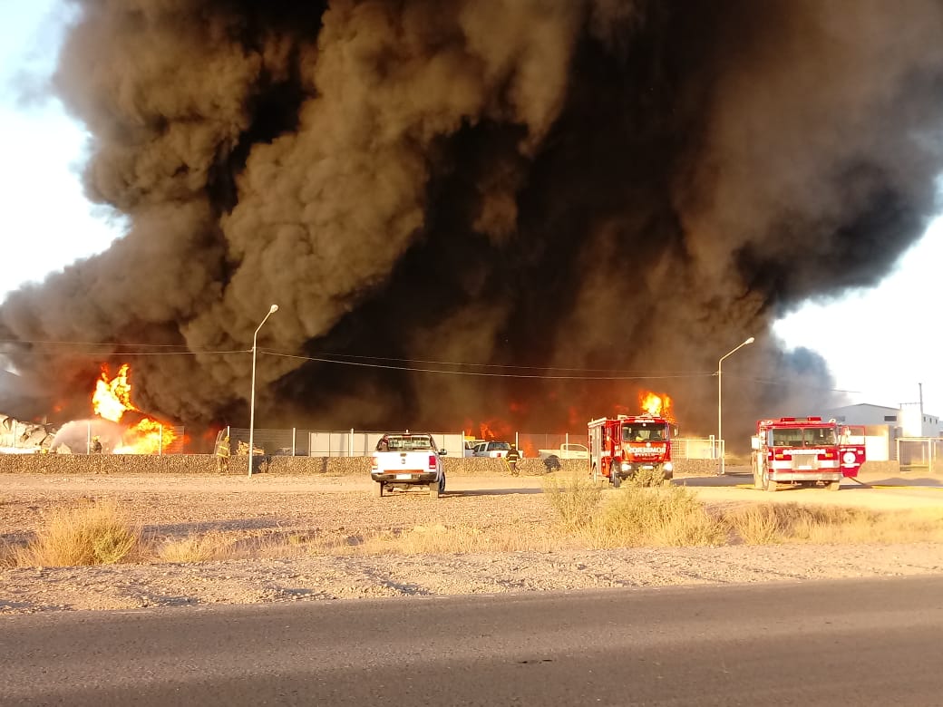 Ayer por la tarde se desató un incendio en una empresa que elabora aceites en el Parque Industrial de Neuquén. No hubo heridos pero si pérdidas totales. (Foto: Gentileza Jorge Iturra).