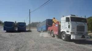 Secuestraron colectivos de la empresa Los Hermanos en Roca porque no los pagaron