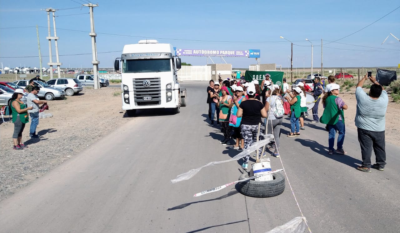 Los municipales de Centenario volvieron al ingreso del autodromo para hacer conocer sus reclamos. (Mauro Pérez).-