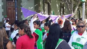 Estatales llenaron la Casa de Gobierno de Neuquén con pañuelos violeta