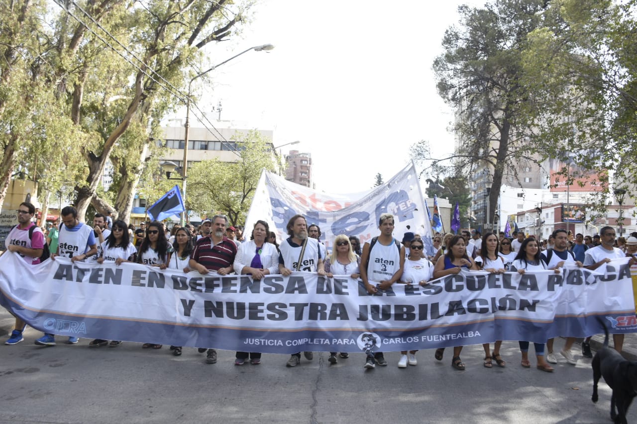 Los docentes organizaron una marcha por el centro de Neuquén esta mañana. (Juan Thomes).-