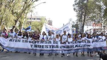 Los docentes organizaron una marcha por el centro de Neuquén esta mañana. (Juan Thomes).-