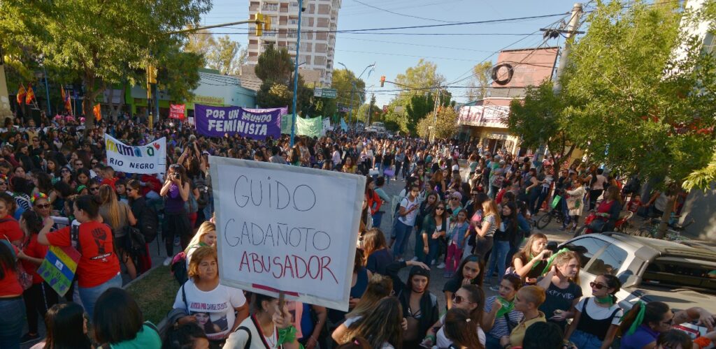 En las marchas contra la violencia de género, el nombre del ex docente apareció entre los carteles de denuncia. Foto: archivo.-