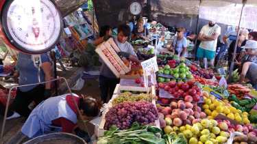 Sólo algunos vendedores tenían guantes de látex esta mañana para entregar los productos. Foto: Mauro Pérez.