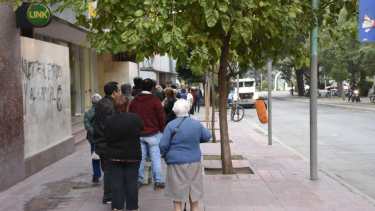 Mañana los jubilados y pensionados cobrarán el segundo "bono". (Archivo Florencia Salto).-