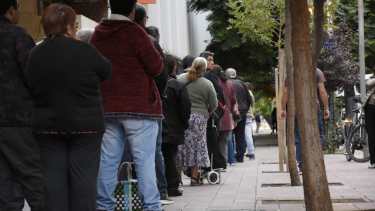 Desde hoy se implementaron horarios de atencion exclusivos para personas mayores. (Florencia Salto).-