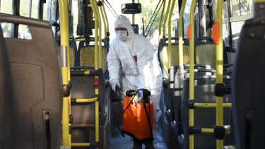 La desinfección de los colectivos busca evitar la propagación del coronavirus. (Florencia Salto).-