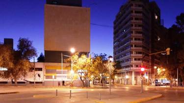 A las 7, dos personas esperaban en la escalera del Correo Argentino. (Gentileza).-