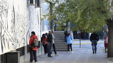 Desde muy temprano, la gente hacía cola para entrar al Correo Argentino. (Florencia Salto).-